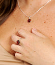 Anello solitario ESSENTIALS in ambra color rosso ciliegia