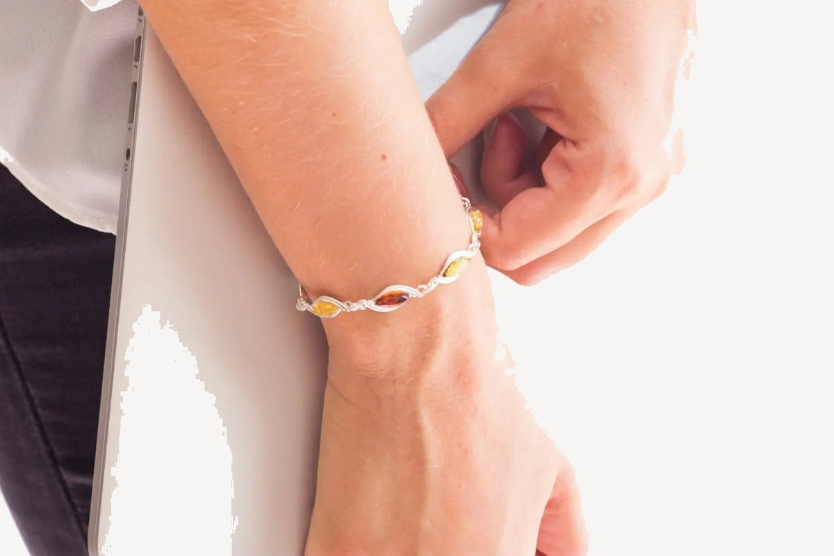 Elegant armbånd med flerfarvede sten