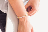 Elegant armbånd med flerfarvede sten