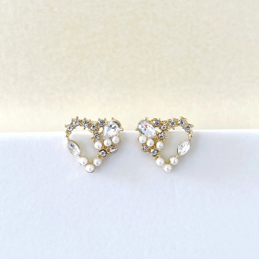 Pendientes Ariana de corazón con corona de joyas
