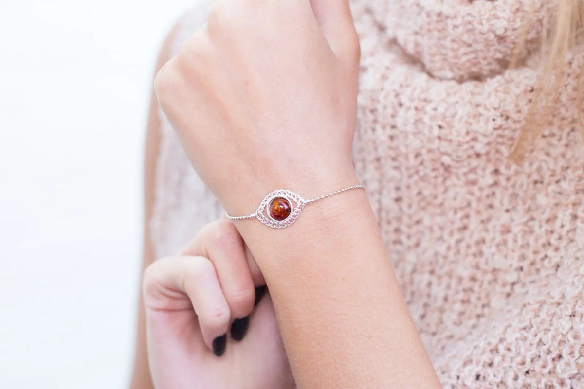 Bracciale decorativo con sfera in ambra e argento