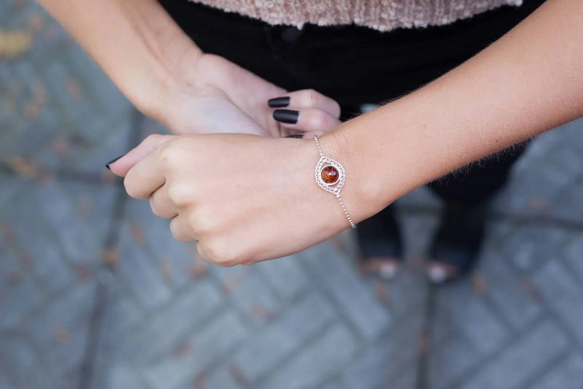 Bracciale decorativo con sfera in ambra e argento