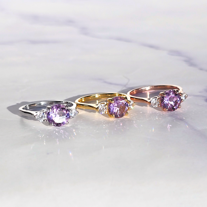 Anello a tre pietre con ametista color lavanda in argento placcato oro 18k