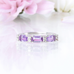 Eternity-ring med lavendel-ametyst i smaragdslibning i sterlingsølv