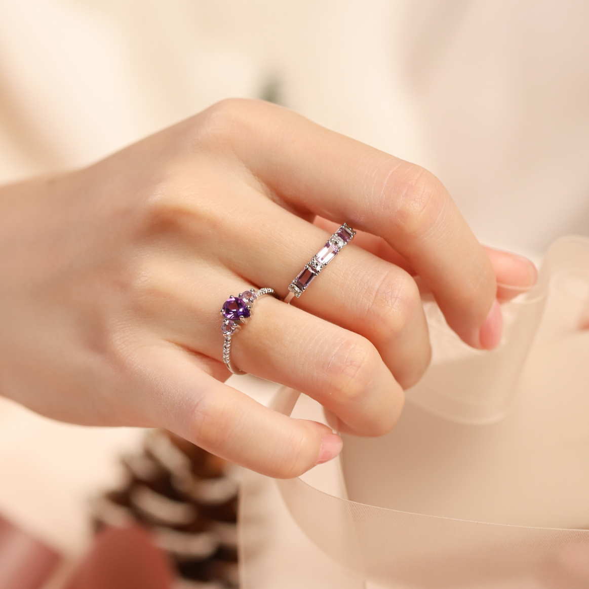 Eternity-ring med lavendel-ametyst i smaragdslibning i sterlingsølv
