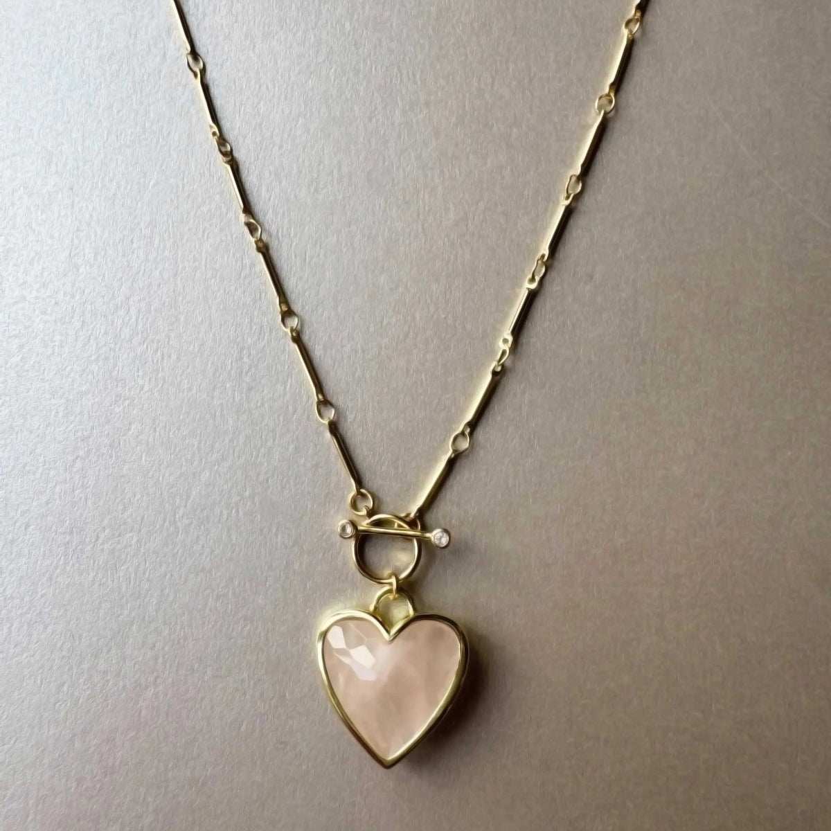 Sanora Luxe 18k gullbelagt rosekvarts T-bar hjertekjede