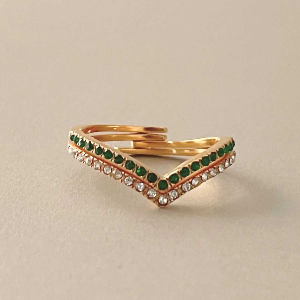 Anello sottile a forma di forcella Marina Luxe placcato in oro 18k