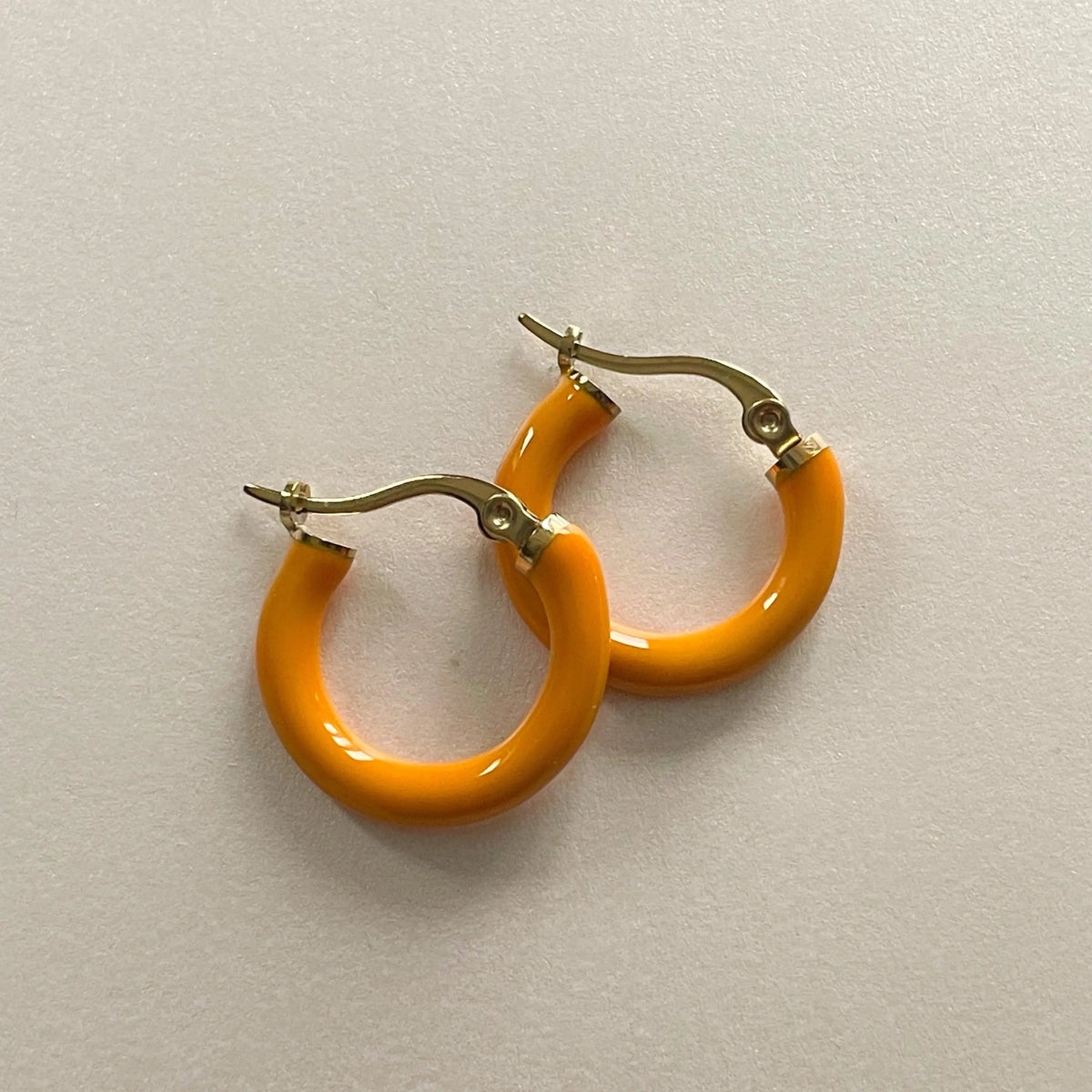 Orecchini a cerchio Saffron Anais Luxe placcati in oro 18k