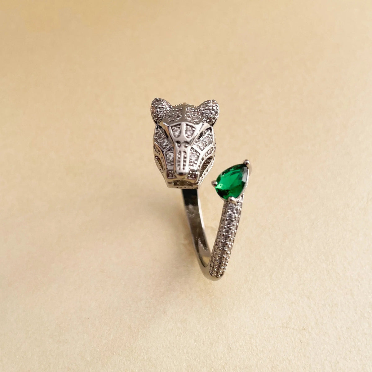 Anello Suri color argento con pantera gioiello