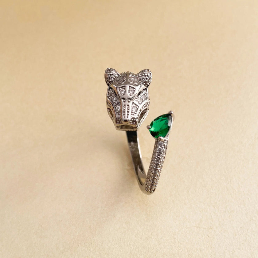 Anello Suri color argento con pantera gioiello