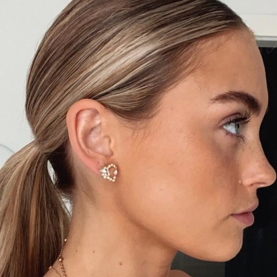 Pendientes Ariana de corazón con corona de joyas