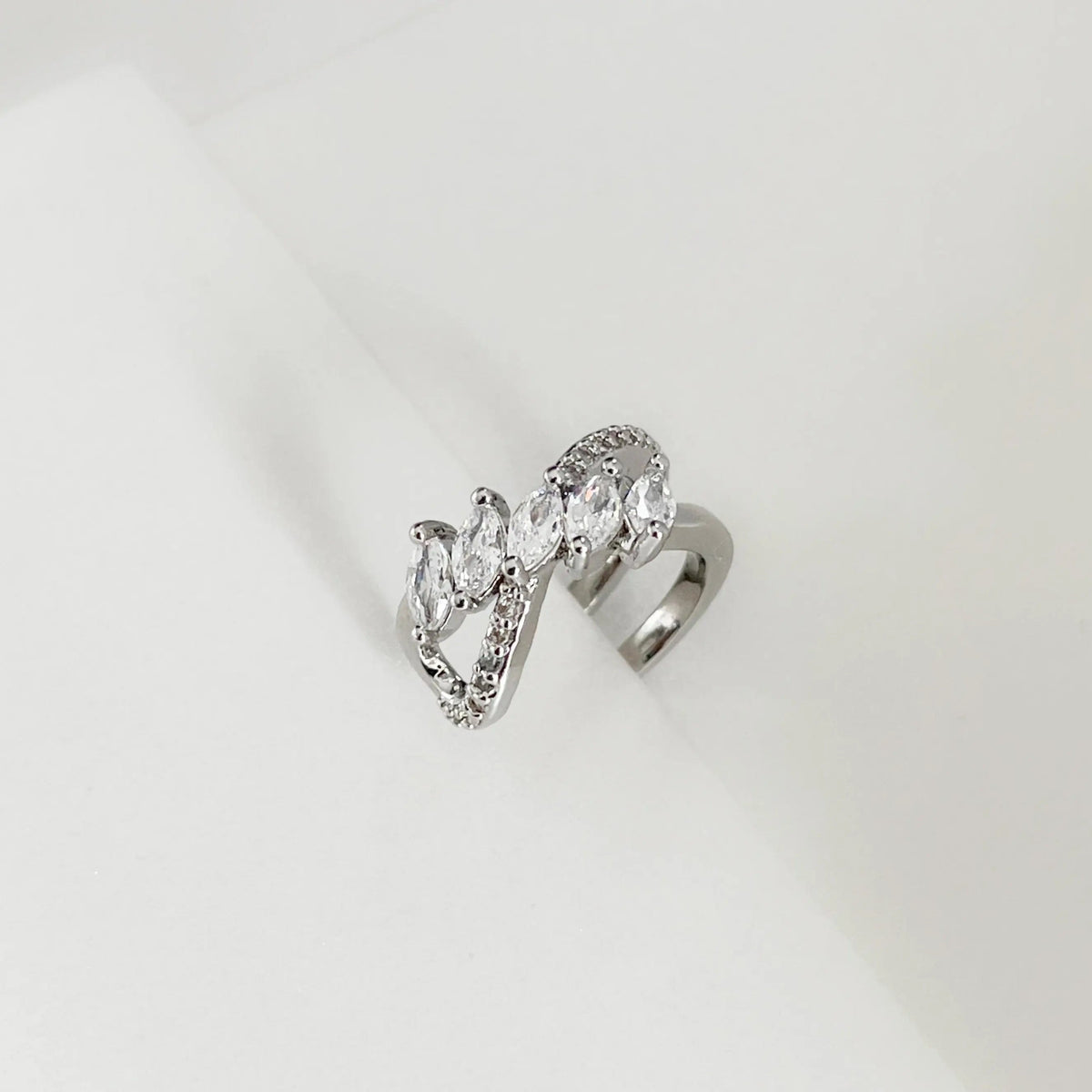 Ear cuff Erra color argento con gioielli