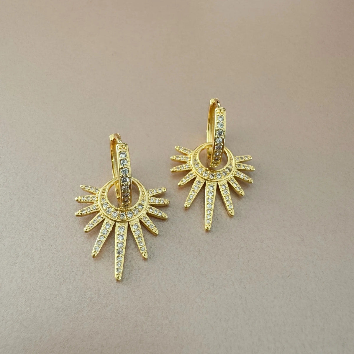 Orecchino a cerchio con ciondolo Nola Sunburst