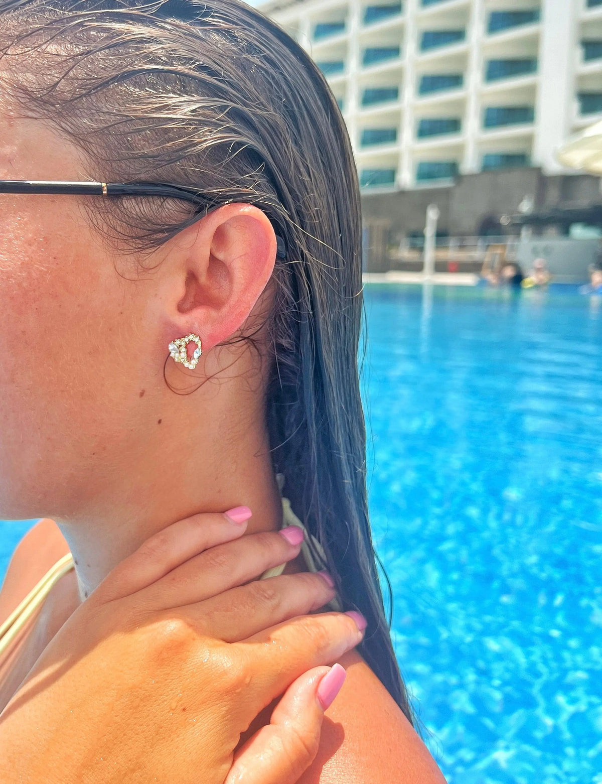 Pendientes Ariana de corazón con corona de joyas