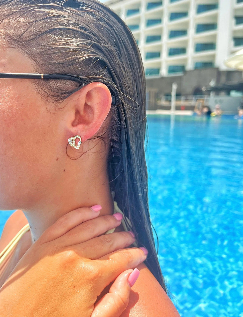 Pendientes Ariana de corazón con corona de joyas