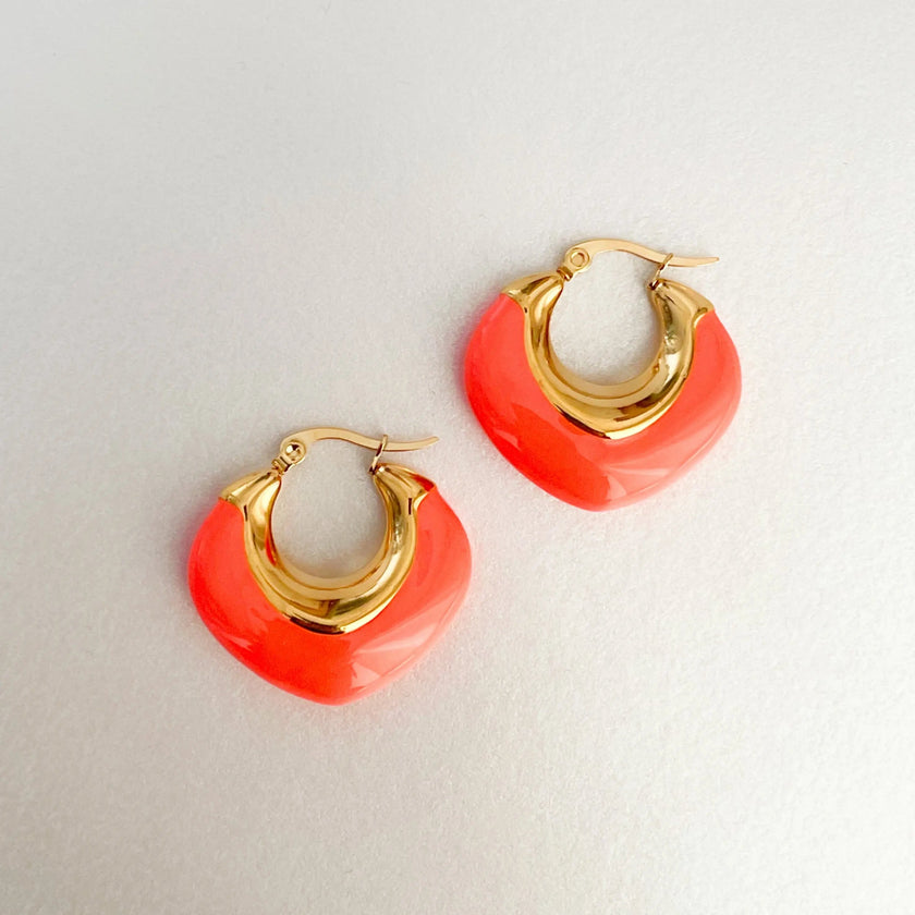 Orecchini a cerchio Lola Luxe placcati in oro 18k con corallo