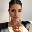 Anillo Mali con joya irregular blanca envolvente