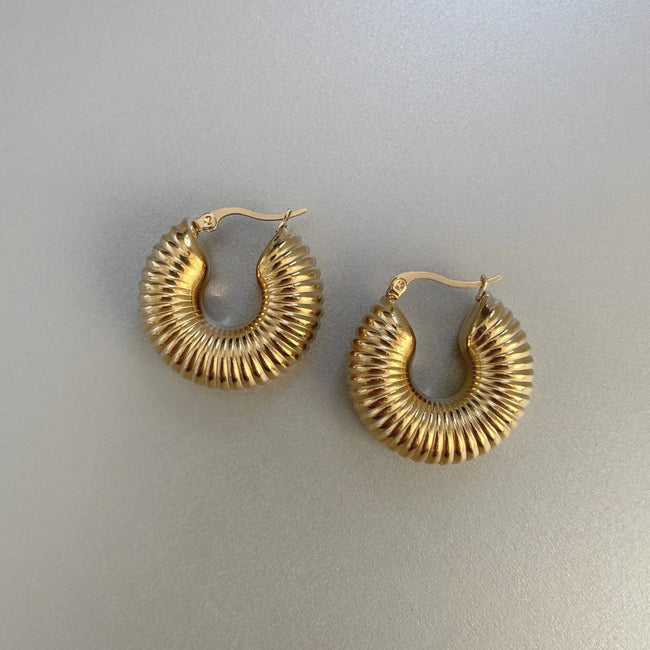 Vesper Luxe Chunky Hoops mit 18 Karat Goldauflage und Rillenmuster