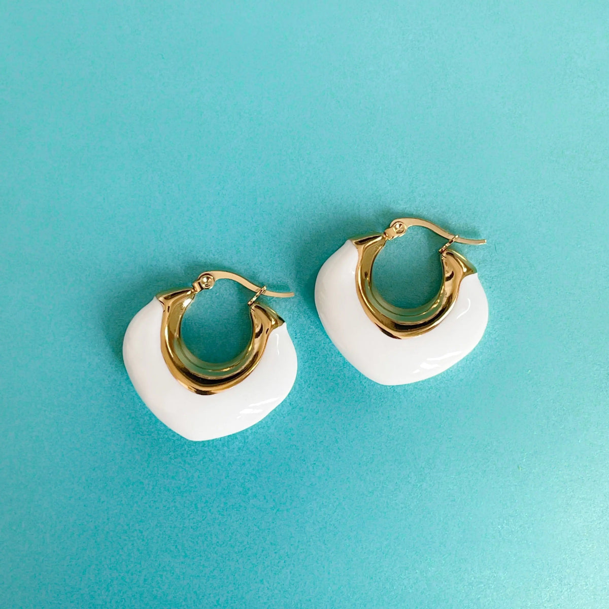 Orecchini a cerchio Lola Luxe in smalto bianco 18k