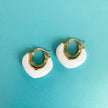Orecchini a cerchio Lola Luxe in smalto bianco 18k