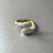 Anello Sloane in smalto bianco e oro
