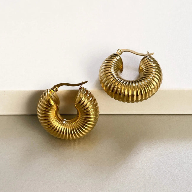Vesper Luxe Chunky Hoops mit 18 Karat Goldauflage und Rillenmuster