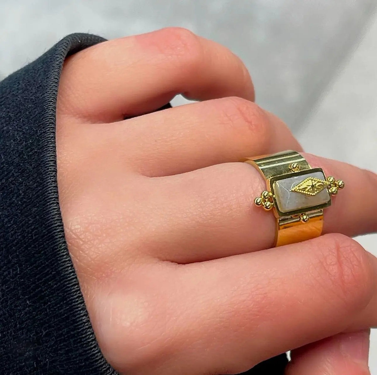 Luna Luxe 18k gullbelagt bred ring med uregelmessig grå krystall