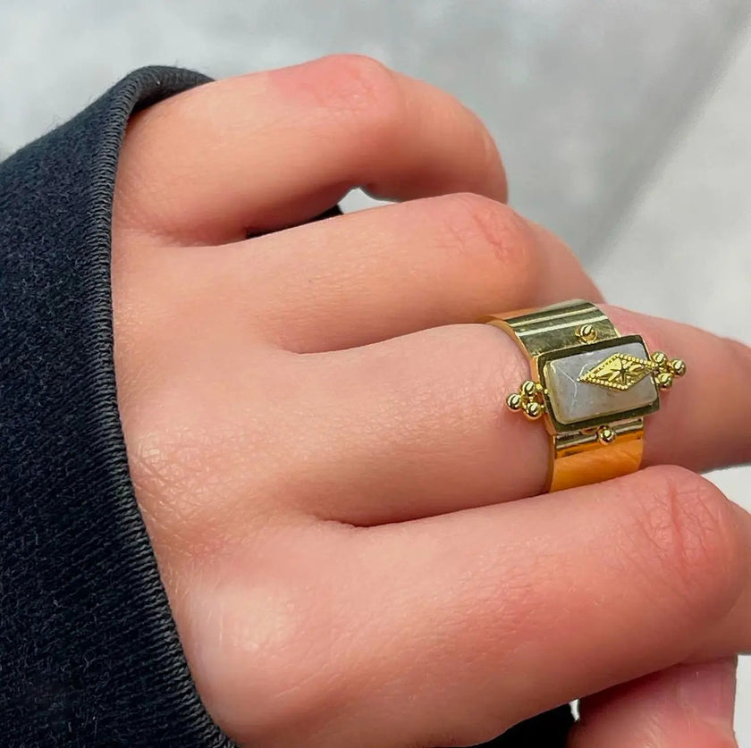 Luna Luxe 18k gullbelagt bred ring med uregelmessig grå krystall