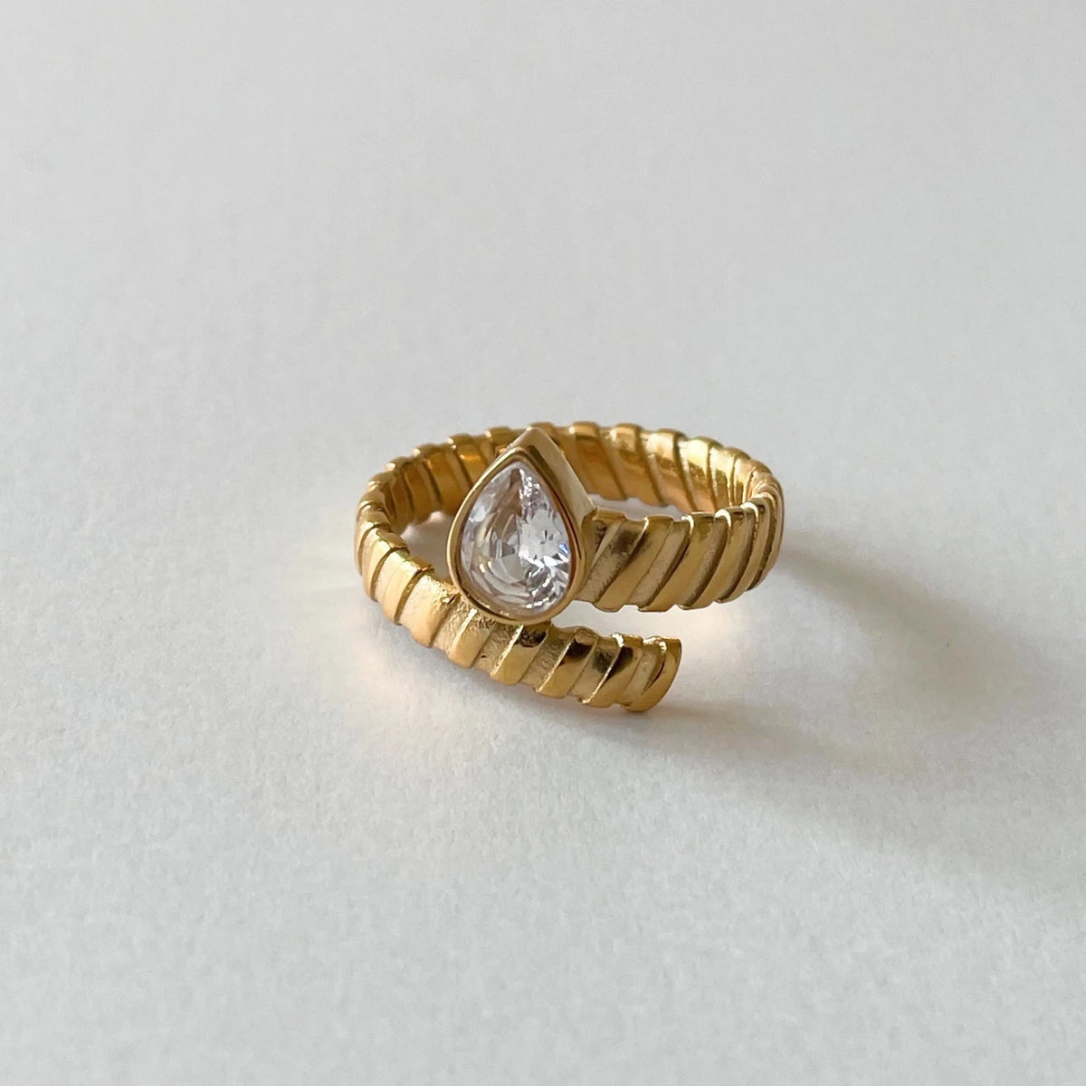 Anillo abierto Kali Luxe con baño de oro de 18k