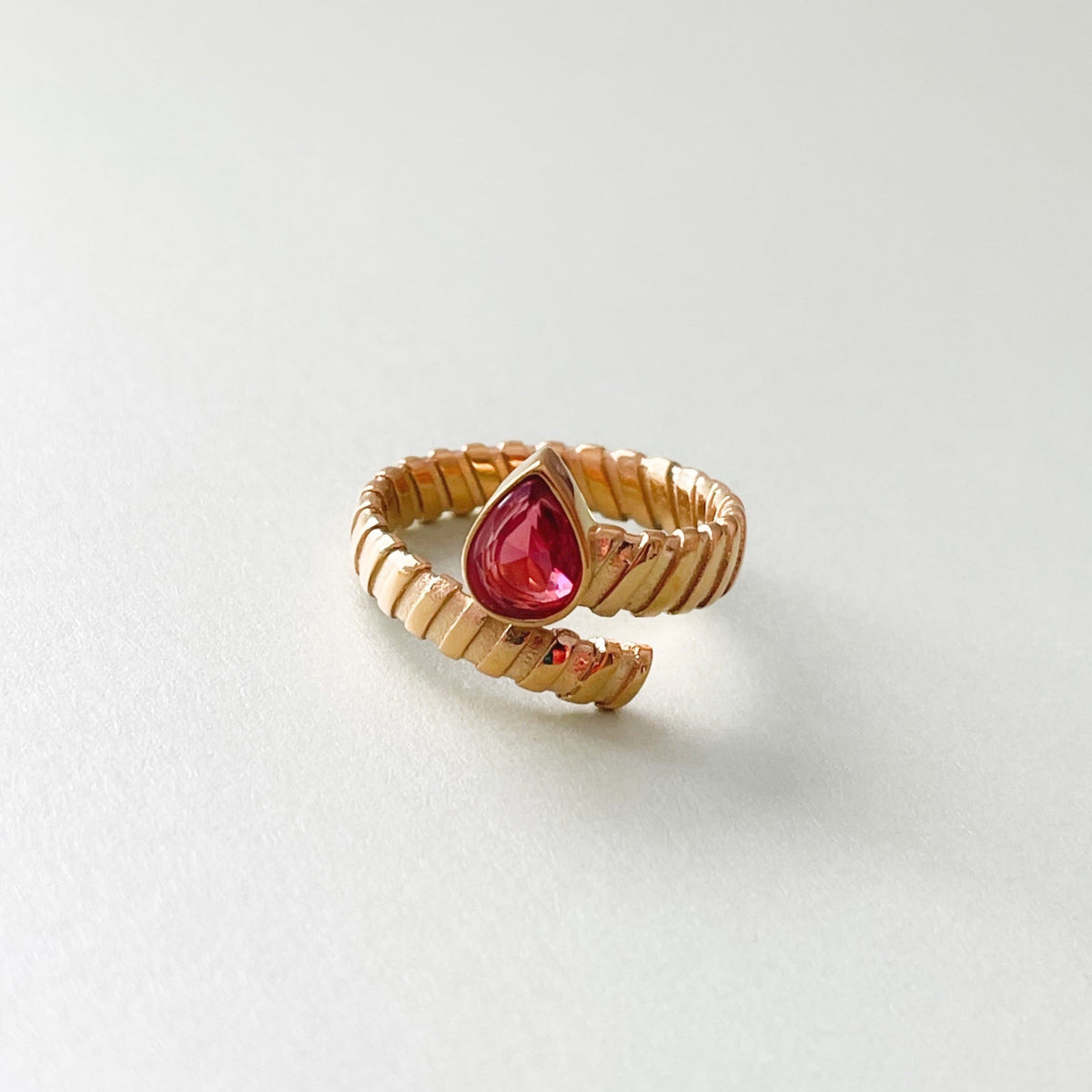 Kali Luxe 18k gullbelagt Cerise-omslagsring