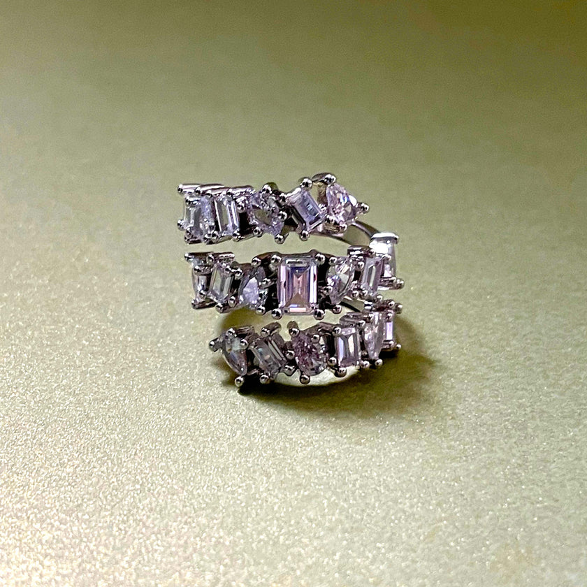 Anillo Mali con joya irregular blanca envolvente