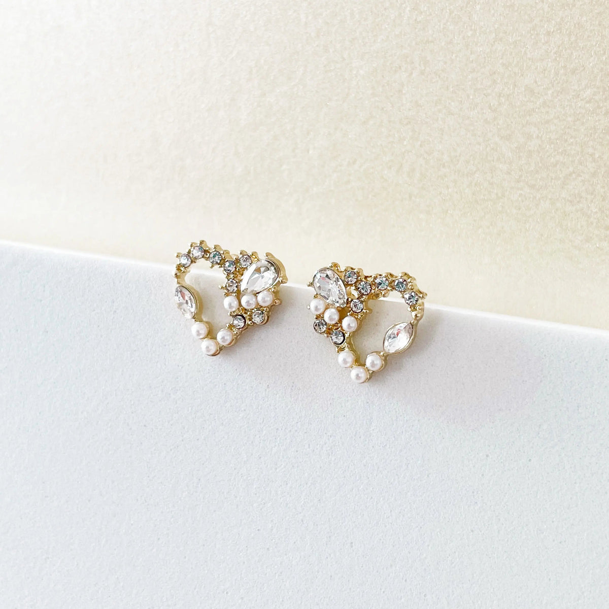 Pendientes Ariana de corazón con corona de joyas