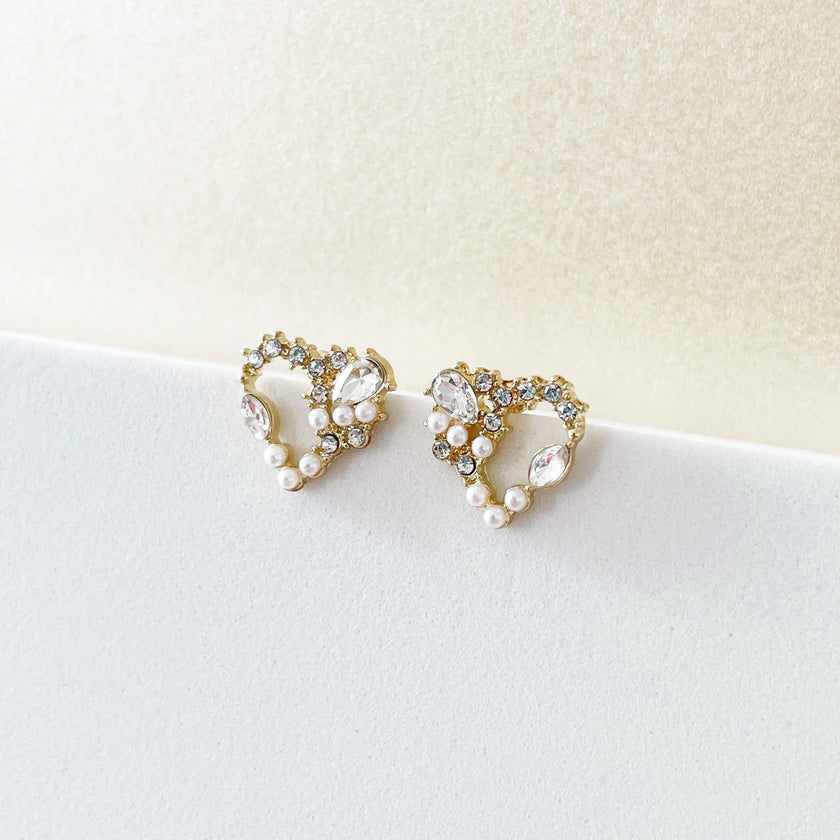 Pendientes Ariana de corazón con corona de joyas