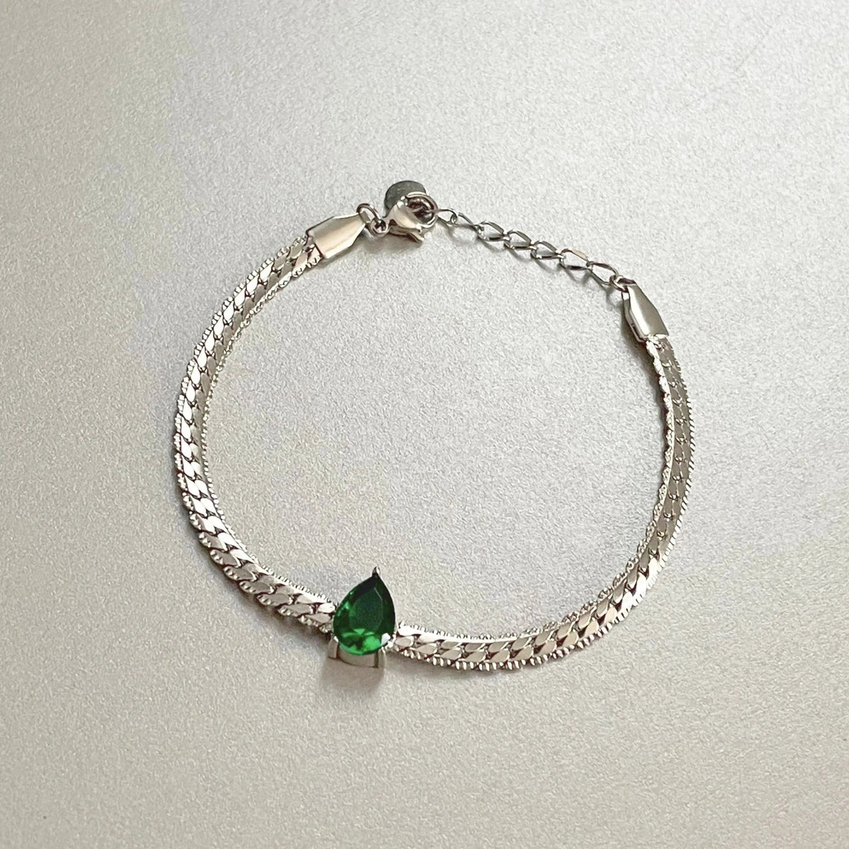 Pulsera Serena Luxe de esmeraldas y circonitas en forma de lágrima