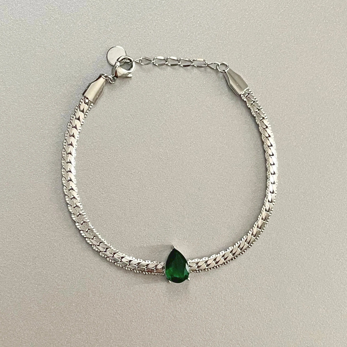 Pulsera Serena Luxe de esmeraldas y circonitas en forma de lágrima