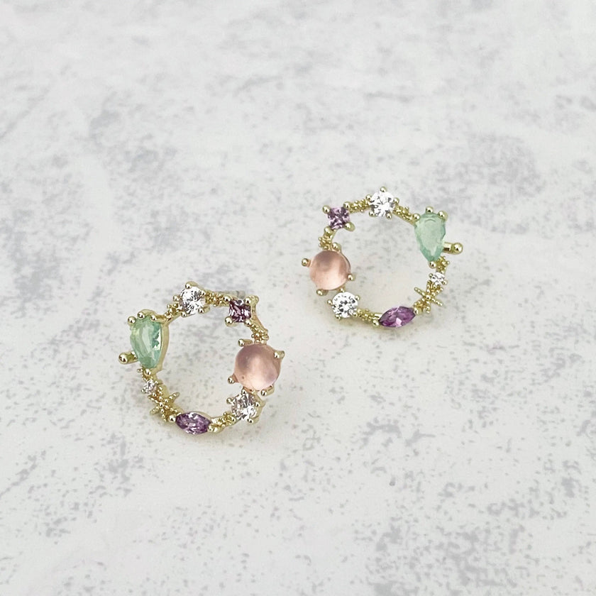 Orecchini a lobo a forma di ghirlanda con gioielli Saffy Blush