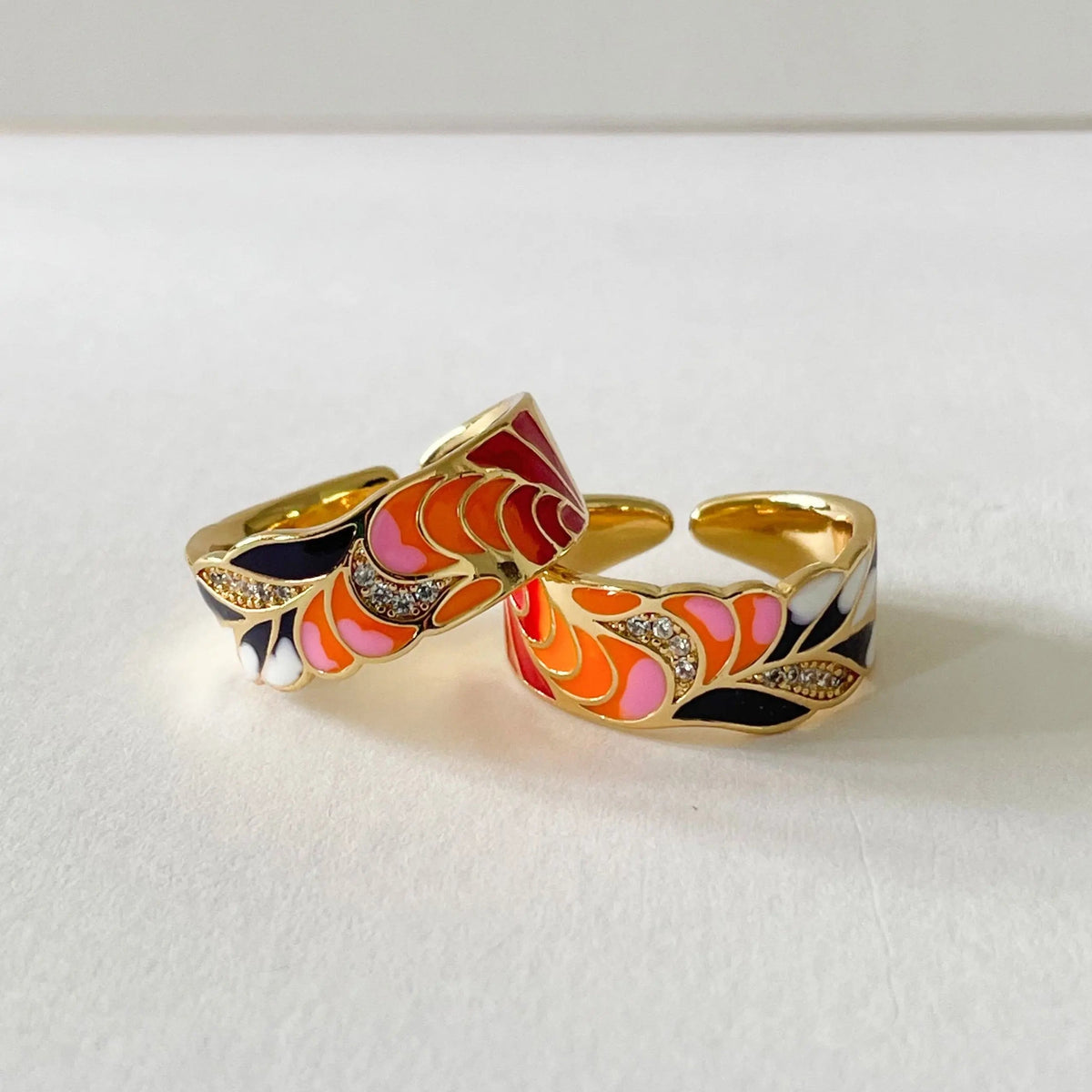 Anello regolabile Cerelia in smalto color corallo