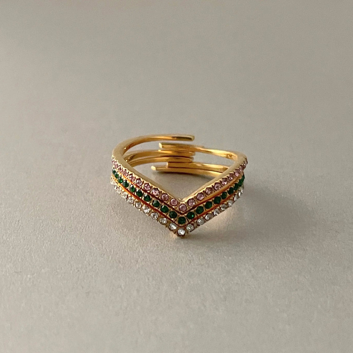 Anello sottile a forma di forcella Marina Luxe placcato in oro 18k