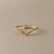 Anello sottile a forma di forcella Marina Luxe placcato in oro 18k