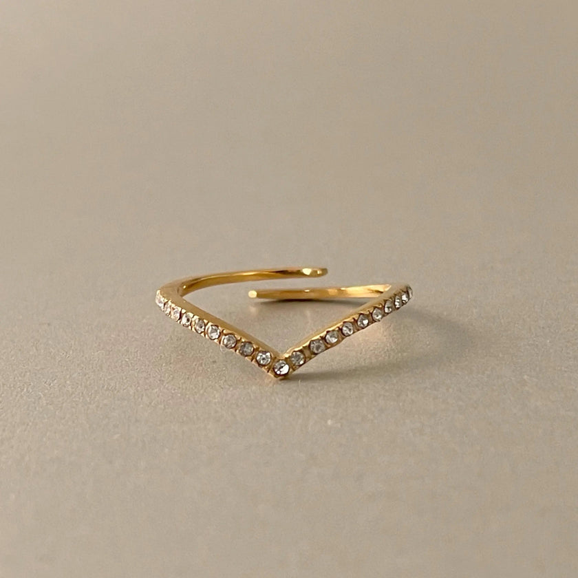 Anello sottile a forma di forcella Marina Luxe placcato in oro 18k