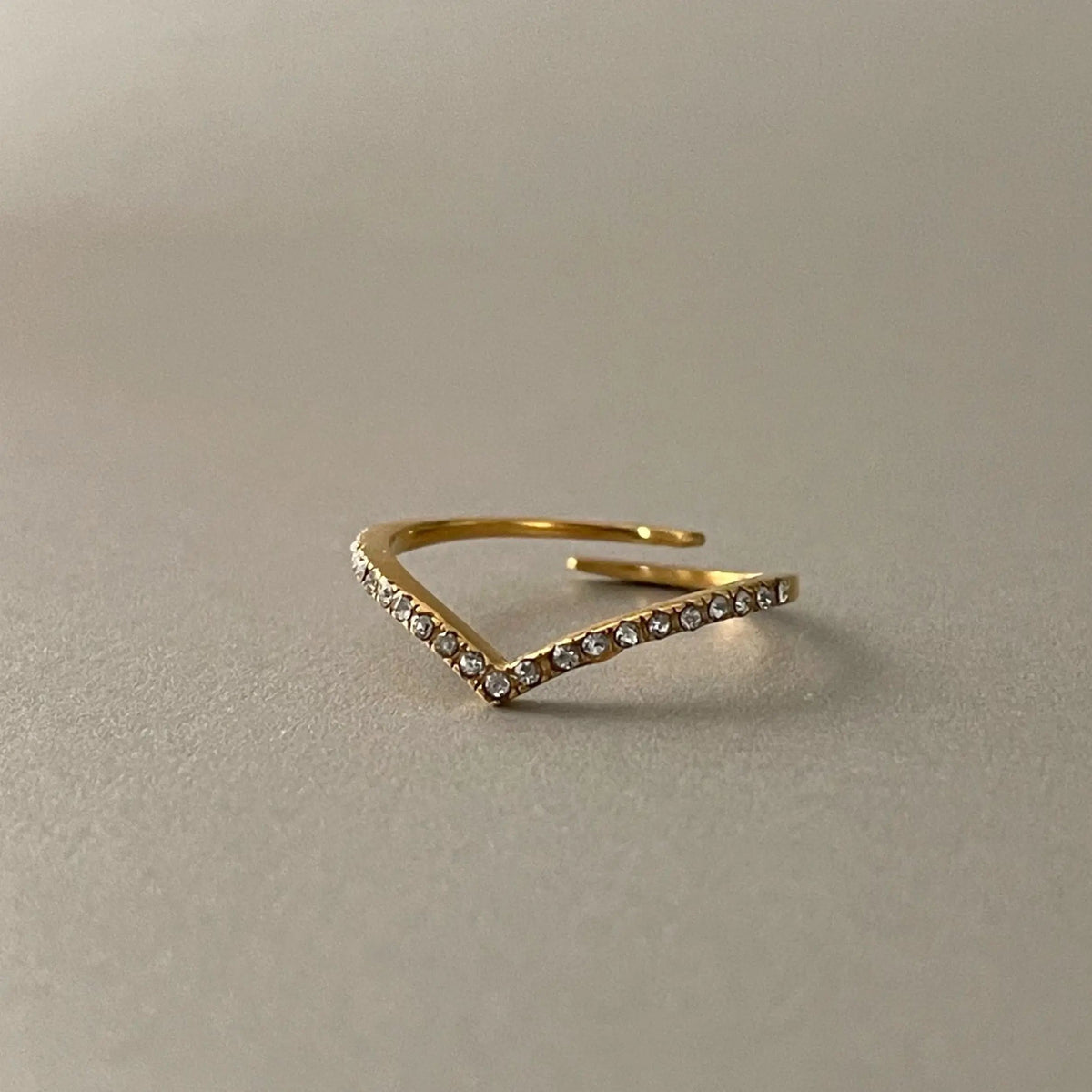 Anello sottile a forma di forcella Marina Luxe placcato in oro 18k