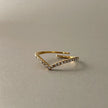 Anello sottile a forma di forcella Marina Luxe placcato in oro 18k