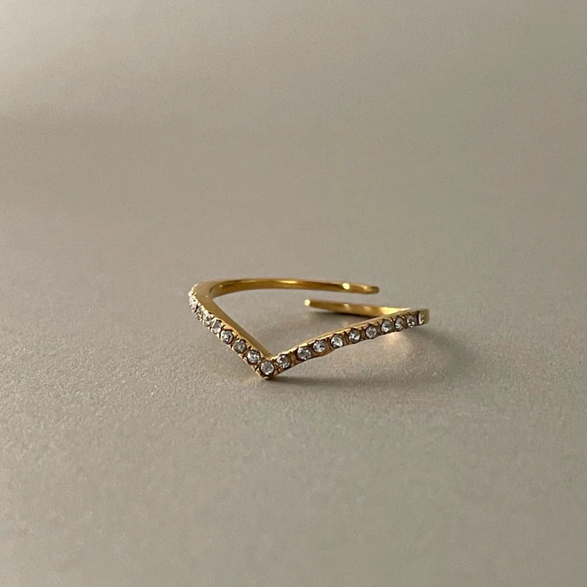Anello sottile a forma di forcella Marina Luxe placcato in oro 18k