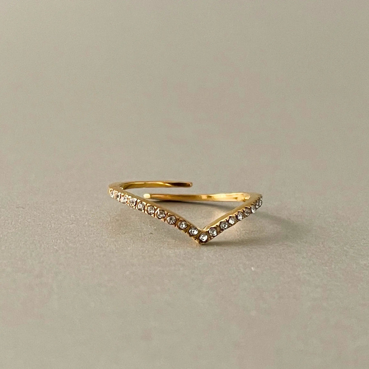 Anello sottile a forma di forcella Marina Luxe placcato in oro 18k