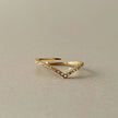 Anello sottile a forma di forcella Marina Luxe placcato in oro 18k