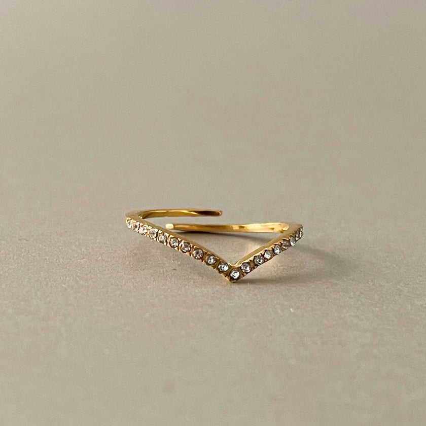 Anello sottile a forma di forcella Marina Luxe placcato in oro 18k