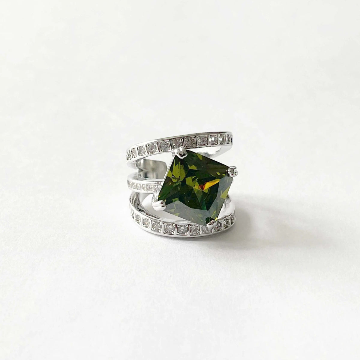 Anillo de cóctel Giselle con joyas y adornos