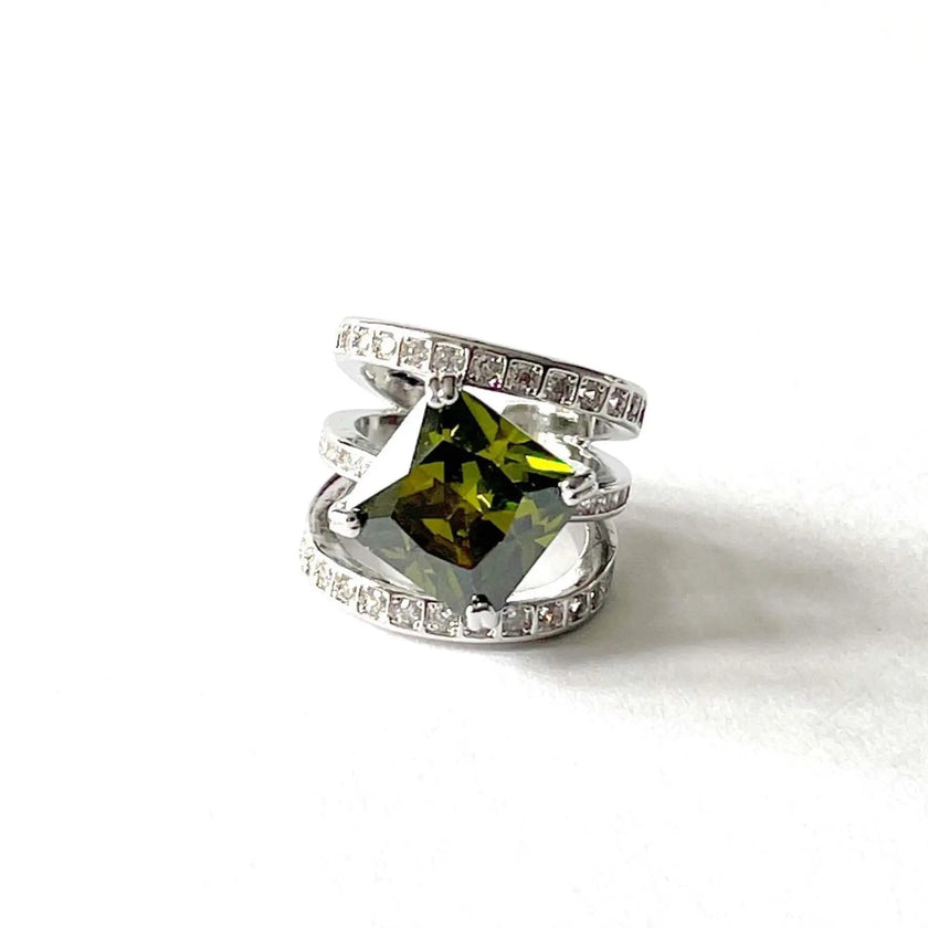 Anillo de cóctel Giselle con joyas y adornos
