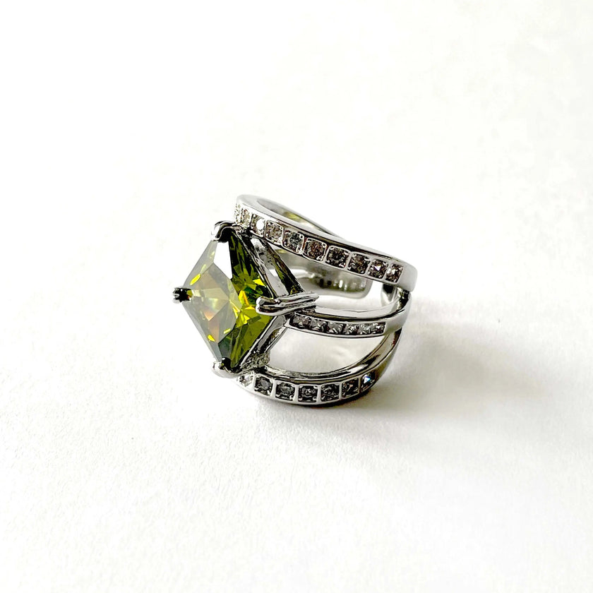 Anillo de cóctel Giselle con joyas y adornos