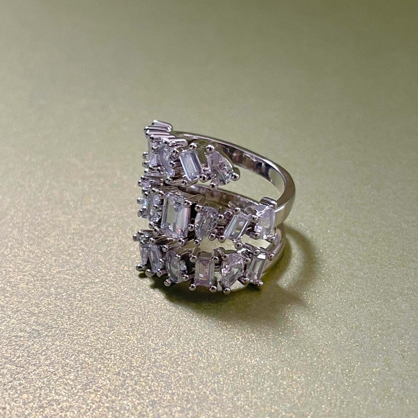 Anillo Mali con joya irregular blanca envolvente